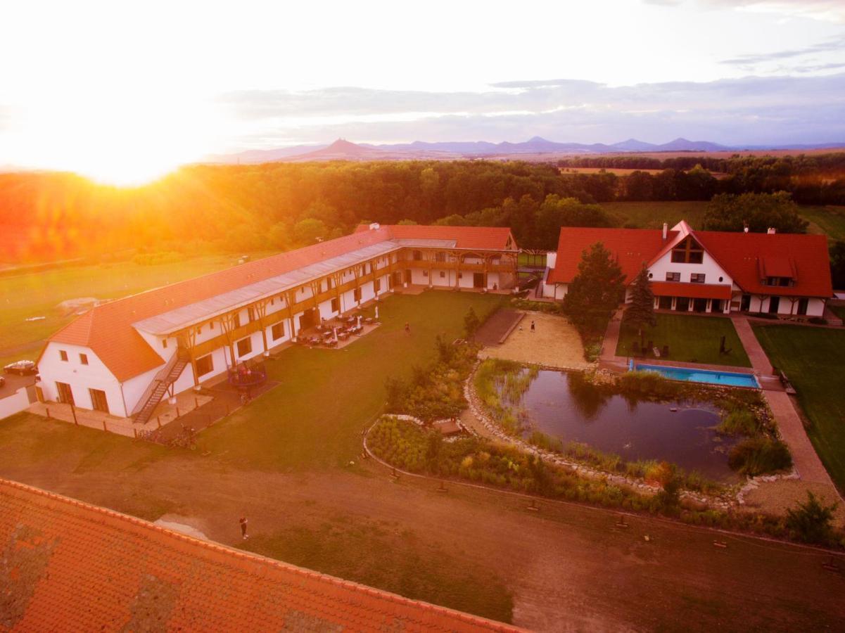 Dvur Perlova Voda Budyne nad Ohri Bagian luar foto